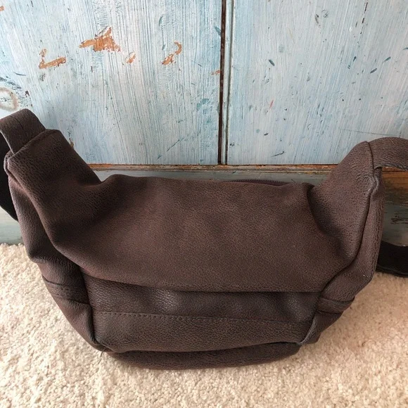 Australian leather crossbody/satchel belt bag w/“Australia” written in gold - Picture 3 of 11